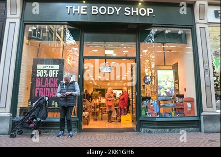 New Street, Birmingham, 25. November 2022. - Ein Mann wartet vor dem Body Shop im Stadtzentrum von Birmingham, während seine Familie am Black Friday die Deals dort ansieht. PIC by Credit: Stop Press MediaAlamy Live News Stockfoto