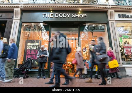 New Street, Birmingham, 25. November 2022. - Ein Mann wartet vor dem Body Shop im Stadtzentrum von Birmingham, während seine Familie am Black Friday die Deals dort ansieht. PIC by Credit: Stop Press MediaAlamy Live News Stockfoto