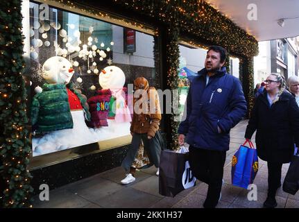 Einkaufsbummel passieren die Arnotts Christmas Schaufensterausstellung auf der Henry Street im Stadtzentrum von Dublin. Foto: Freitag, 25. November 2022. Stockfoto