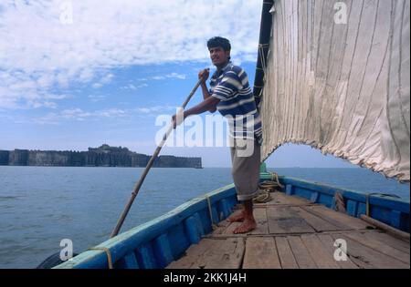 Alibag India Kolaba Fort Man Auf Dem Segelboot-Punt Stockfoto