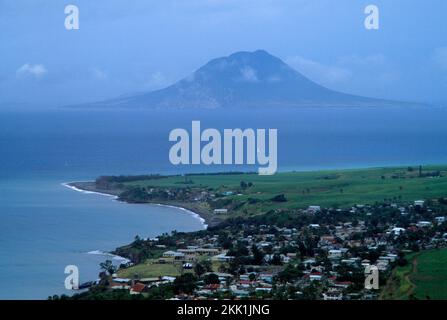 Blick aus der Vogelperspektive auf die Insel vom Brimstone Fort St. Kitts in Richtung Nevis Peak Stockfoto