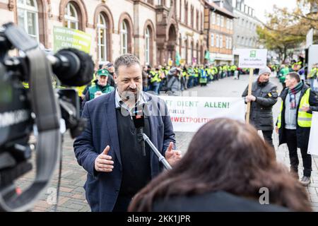 Goslar, Deutschland. 25.. November 2022. Holger Hennies, Präsident von Landvolk Niedersachsen, gibt ein Interview vor einer menschlichen Bauernkette im Stadtzentrum. Die Landwirte möchten mit verschiedenen Maßnahmen während der Konferenz der Umweltminister auf ihre Situation aufmerksam machen. Kredit: Michael Matthey/dpa/Alamy Live News Stockfoto