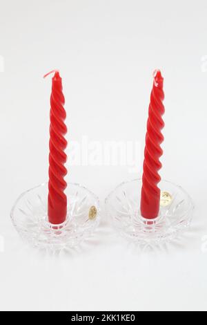 Rote gedrehte Kerzen in Royal Crystal Rock (RCR) Kerzenhalter aus Bleikristall Stockfoto
