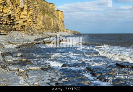 Blick nach Osten entlang der Kalksteinklippen und des Meeres von Llantwit Major Beach an der Glamorgan Heritage Coast Stockfoto