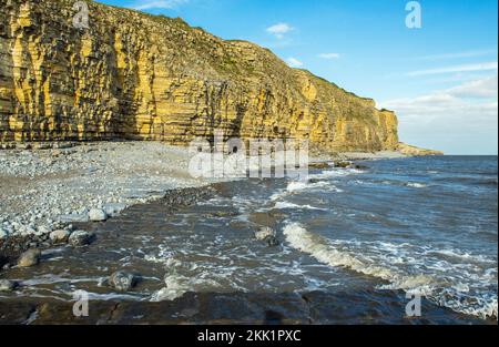 Die Klippen am Hauptstrand von Llantwit an einem sonnigen April-Abend an der Glamorgan Heritage Coast South Wales Stockfoto