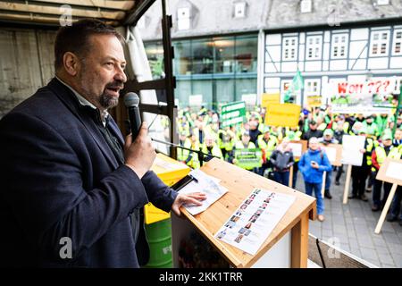 Goslar, Deutschland. 25.. November 2022. Holger Hennies, Präsident von Landvolk Niedersachsen, spricht auf einer Kundgebung vor Bauern in der Innenstadt von Goslar. Die Landwirte möchten ihre Situation mit verschiedenen Maßnahmen während der Konferenz der Umweltminister hervorheben. Kredit: Michael Matthey/dpa/Alamy Live News Stockfoto