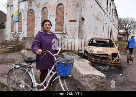 Snihurivka, Oblast Mykolaiv, Ukraine. 24.. November 2022. GALINA IWANOWNA lebte in Snihurivka unter russischer Besatzung von Mitte März bis Anfang November. Eine kleine Stadt von Snihurivka nach der Befreiung von der russischen Besatzung. Eine strategisch wichtige Stadt, die an den Grenzen der Regionen Mykolaiv und Kherson liegt, mit Autobahnen und Eisenbahnstrecken, die Snihurivka mit der benachbarten Oblast-Hauptstadt Kherson verbinden. (Bild: © Thomas Krych/ZUMA Press Wire) Stockfoto