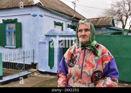 Snihurivka, Oblast Mykolaiv, Ukraine. 24.. November 2022. NATALIA ANDRIIVNA lebte in Snihurivka von Mitte März bis Anfang November unter russischer Besatzung. Eine kleine Stadt von Snihurivka nach der Befreiung von der russischen Besatzung. Eine strategisch wichtige Stadt, die an den Grenzen der Regionen Mykolaiv und Kherson liegt, mit Autobahnen und Eisenbahnstrecken, die Snihurivka mit der benachbarten Oblast-Hauptstadt Kherson verbinden. (Bild: © Thomas Krych/ZUMA Press Wire) Stockfoto