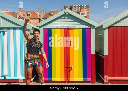 England, East Sussex, Brighton, Brighton Pride Parade, Hove, Parade-Teilnehmer posiert vor dem Hove Pride Hut Stockfoto