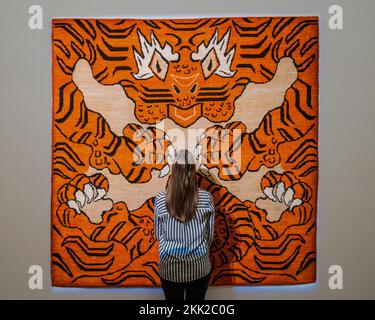 London, Großbritannien. 25.. November 2022. AI Weiwei's Teppich der Tyger - Tomorrow's Tigers, Eine Verkaufsausstellung, die gemeinsam von Sotheby's und WWF ausgerichtet wird. Es bietet speziell in Auftrag gegebene limitierte Teppiche von großen internationalen Künstlern. Die Gewinne aus allen Verkäufen werden dem WWF und dem Ziel für TX2 zugute kommen, und die Ausstellung läuft ab dem 24-29. November 2022. Kredit: Guy Bell/Alamy Live News Stockfoto