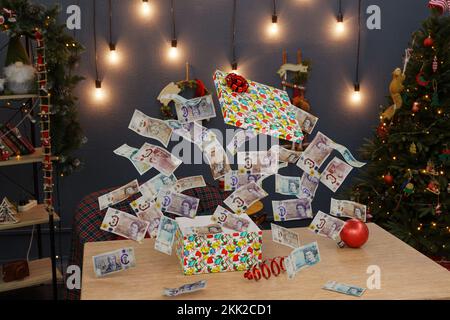 Weihnachten Geschenk von Geld Pfund Bargeld weihnachten präsent UK Geld Geschenkbox Stockfoto