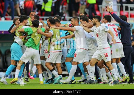 25.. November 2022; Ahmed bin Ali Stadion, Al Rayyan, Katar; FIFA Fußball-Weltmeisterschaft, Wales gegen Iran; Spieler des Iran, feiern das Tor von RouzKev Cheshmi Stockfoto