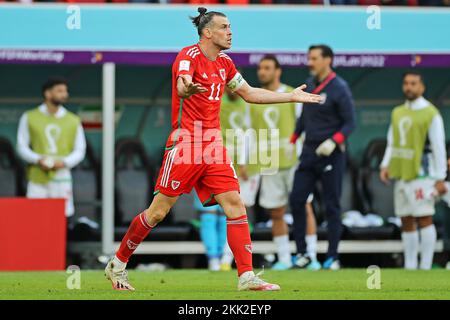 25.. November 2022; Ahmed bin Ali Stadium, Al Rayyan, Katar; FIFA Fußball-Weltmeisterschaft, Wales gegen Iran; Gareth Bale of Wales appelliert an den Schiedsrichter Stockfoto