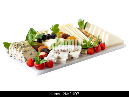 Gemischte Käseplatte, isoliert auf weißem Hintergrund. Köstliche Auswahl an Käsesorten. Camembert, Brie, Parmesan, Blauschimmelkäse, Ziege Stockfoto