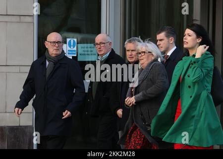 (Von links nach rechts) Familienmitglieder von Aidan McAnespie, die Brüder Sean und Gerard, Cousin Brian Gormley, Schwester Margo, Und Darragh Mackin, Anwalt für die Familie von Grainne Teggart von Amnesty International, verlässt Laganside Courts in Belfast, wo der ehemalige Grenadier Guardsman David Holden, schuldig gesprochen wurde, ihn vor mehr als 30 Jahren an einem Militärkontrollpunkt in Nordirland getötet zu haben. Foto: Freitag, 25. November 2022. Stockfoto