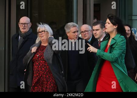 (Von links nach rechts) Familienangehörige von Aidan McAnespie, Bruder Sean, Schwester Margo, Cousin Brian Gormley, Bruder Gerard und Darragh Mackin, Anwältin für die Familie mit Grainne Teggart von Amnesty International, vor Laganside Courts in Belfast, wo der ehemalige Grenadier Guardsman David Holden, Wurde schuldig gesprochen, ihn vor mehr als 30 Jahren an einem Kontrollpunkt der Armee in Nordirland getötet zu haben. Foto: Freitag, 25. November 2022. Stockfoto