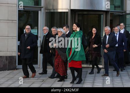 Familienmitglieder von Aidan McAnespie, die Brüder Sean und Gerard, Cousin Brian Gormley, Schwester Margo, Und Darragh Mackin, Anwalt für die Familie von Grainne Teggart von Amnesty International, verlässt Laganside Courts in Belfast, wo der ehemalige Grenadier Guardsman David Holden, schuldig gesprochen wurde, ihn vor mehr als 30 Jahren an einem Militärkontrollpunkt in Nordirland getötet zu haben. Foto: Freitag, 25. November 2022. Stockfoto