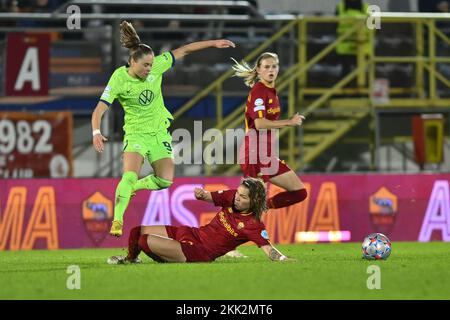 Ewa Pajor von VfL Wolfsburg und Elena Linari von AS Roma Women während des dritten Tages der Gruppenphase der UEFA Women's Champions League, Gruppe B, zwischen A.S. Roma und VfL Wolfsburg, Stadio Domenico Francioni am 23. November 2022 in Latina, Italien. Stockfoto