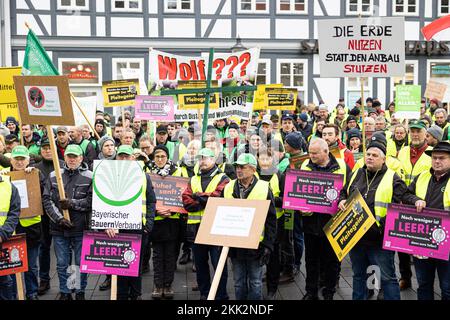 Goslar, Deutschland. 25.. November 2022. Teilnehmer einer Bauernkundgebung in der Innenstadt von Hannover halten verschiedene Protestschilder. Die Landwirte möchten ihre Situation mit verschiedenen Maßnahmen während der Konferenz der Umweltminister hervorheben. Kredit: Michael Matthey/dpa/Alamy Live News Stockfoto