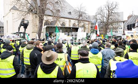 Goslar, Deutschland. 25.. November 2022. Die Teilnehmer einer Bauernkundgebung stehen vor einer Bühne in der Innenstadt von Goslar. Die Landwirte möchten ihre Situation mit verschiedenen Maßnahmen während der Konferenz der Umweltminister hervorheben. Kredit: Michael Matthey/dpa/Alamy Live News Stockfoto