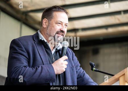 Goslar, Deutschland. 25.. November 2022. Holger Hennies, Präsident von Landvolk Niedersachsen, spricht auf einer Kundgebung vor Bauern in der Innenstadt von Goslar. Die Landwirte möchten ihre Situation mit verschiedenen Maßnahmen während der Konferenz der Umweltminister hervorheben. Kredit: Michael Matthey/dpa/Alamy Live News Stockfoto