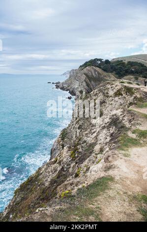 Schöne Aussicht auf Stair Hole, kleine Bucht westlich von Lulworth Cove in Dorset, Untited Kingdom. Blick auf Felsformationen und naturgemachte Höhlen und blaues Meer, selektiver Fokus Stockfoto