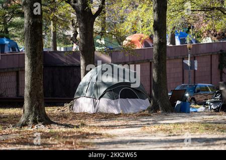 Washington DC, USA. 25.. November 2022. Zelte von Obdachlosen sind in Washington, DC, USA, am 23. November 2022 zu sehen. Kredit: Liu Jie/Xinhua/Alamy Live News Stockfoto