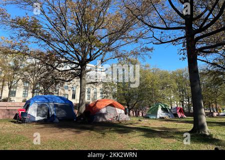 Washington DC, USA. 25.. November 2022. Zelte von Obdachlosen sind in Washington, DC, USA, am 23. November 2022 zu sehen. Kredit: Liu Jie/Xinhua/Alamy Live News Stockfoto