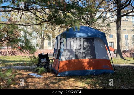 Washington DC, USA. 25.. November 2022. Zelte von Obdachlosen sind in Washington, DC, USA, am 23. November 2022 zu sehen. Kredit: Liu Jie/Xinhua/Alamy Live News Stockfoto