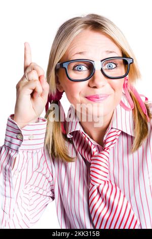 Dorky Geschäftsfrau trägt mit Klebeband, Gläser und gestreiften Stereotyp Hemd und Krawatte gestikulieren eine erfinderische Idee Stockfoto
