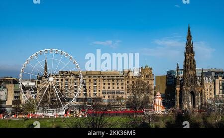 Edinburgh, Schottland, Vereinigtes Königreich, 25.. November 2022. Weihnachten: Das Riesenrad wird in den Princes Street Gardens errichtet, während der Rest des Weihnachtsmarkts für die Feierlichkeiten der Saison um das Riesenrad herum gebaut wird. Kredit: Sally Anderson/Alamy Live News Stockfoto