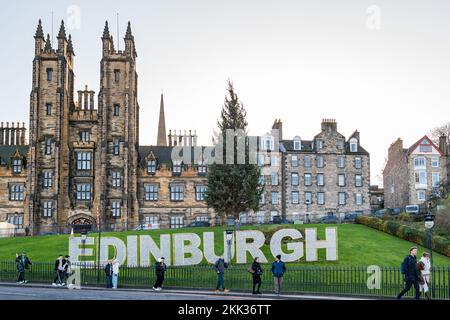 Edinburgh, Schottland, Vereinigtes Königreich, 25.. November 2022. Weihnachten: Der Name der Stadt wird in Lichtern auf dem Hügel beleuchtet, geschmückt mit einem Verkehrskegel unter dem traditionellen norwegischen Weihnachtsbaum und dem Gebäude der Generalversammlung von Schottland. Kredit: Sally Anderson/Alamy Live News Stockfoto