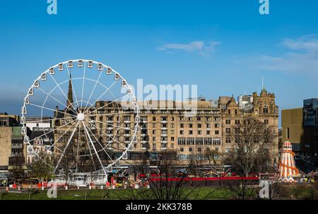 Edinburgh, Schottland, Vereinigtes Königreich, 25.. November 2022. Weihnachten: Das Riesenrad wird in den Princes Street Gardens errichtet, während der Rest des Weihnachtsmarkts für die Feierlichkeiten der Saison um das Riesenrad herum gebaut wird. Kredit: Sally Anderson/Alamy Live News Stockfoto