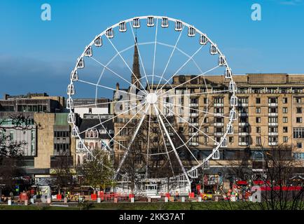 Edinburgh, Schottland, Vereinigtes Königreich, 25.. November 2022. Weihnachten: Das Riesenrad wird in den Princes Street Gardens errichtet, während der Rest des Weihnachtsmarkts für die Feierlichkeiten der Saison um das Riesenrad herum gebaut wird. Kredit: Sally Anderson/Alamy Live News Stockfoto