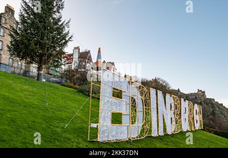 Edinburgh, Schottland, Vereinigtes Königreich, 25.. November 2022. Weihnachten: Der Name der Stadt wird in Lichtern auf dem Hügel beleuchtet, geschmückt mit einem Verkehrskegel unter dem traditionellen norwegischen Weihnachtsbaum mit Blick auf Edinburgh Castle. Kredit: Sally Anderson/Alamy Live News Stockfoto