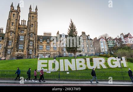 Edinburgh, Schottland, Vereinigtes Königreich, 25.. November 2022. Weihnachten: Der Name der Stadt wird in Lichtern auf dem Hügel beleuchtet, geschmückt mit einem Verkehrskegel unter dem traditionellen norwegischen Weihnachtsbaum und dem Gebäude der Generalversammlung von Schottland. Kredit: Sally Anderson/Alamy Live News Stockfoto