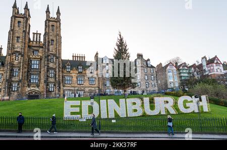 Edinburgh, Schottland, Vereinigtes Königreich, 25.. November 2022. Weihnachten: Der Name der Stadt wird in Lichtern auf dem Hügel beleuchtet, geschmückt mit einem Verkehrskegel unter dem traditionellen norwegischen Weihnachtsbaum und dem Gebäude der Generalversammlung von Schottland. Kredit: Sally Anderson/Alamy Live News Stockfoto