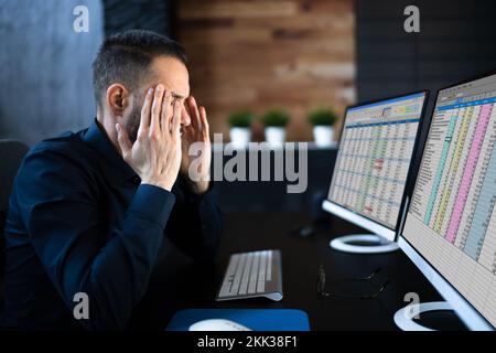 Gestresster Depressiver Mann An Der Rezeption. Müde Gelangweilter Geschäftsmann Stockfoto
