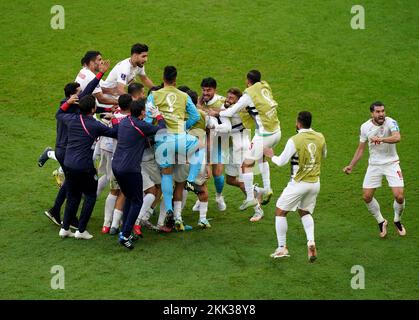 RoozbritCheshmi aus dem Iran feiert das Eröffnungstor mit Teamkollege Mehdi Torabi während des Spiels der Gruppe B der FIFA-Weltmeisterschaft im Ahmad bin Ali Stadium, Al-Rayyan. Foto: Freitag, 25. November 2022. Stockfoto