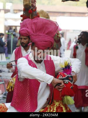 Islamabad. 25.. November 2022. Künstler treten am 25. November 2022 beim Lok Mela Festival in Islamabad, Pakistan, auf. Das zehntägige Kulturfestival bietet den Handwerkern Gelegenheit, ihre künstlerischen Werke vorzustellen, und den Volkskünstlern die Möglichkeit, ihre Darbietungen zu präsentieren. Kredit: Ahmad Kamal/Xinhua/Alamy Live News Stockfoto