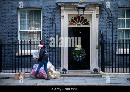 London, Großbritannien. 25.. November 2022. London, England, Großbritannien. 25.. November 2022. Das Büro und die Residenz des britischen Premierministers 10 Downing Street werden vor Weihnachten dekoriert. (Kreditbild: © Tayfun Salci/ZUMA Press Wire) Kredit: ZUMA Press, Inc./Alamy Live News Stockfoto