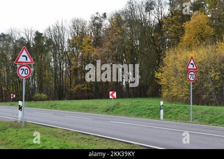 Begrenzung auf 70 Zeichen an der Kurve Stockfoto