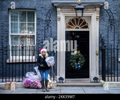 London, Großbritannien. 25.. November 2022. London, England, Großbritannien. 25.. November 2022. Das Büro und die Residenz des britischen Premierministers 10 Downing Street werden vor Weihnachten dekoriert. (Kreditbild: © Tayfun Salci/ZUMA Press Wire) Kredit: ZUMA Press, Inc./Alamy Live News Stockfoto