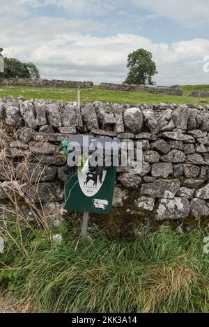 Malham überfließende Hundekiste mit Plastiktüten, die entleert werden müssen, bevor sie den Inhalt in die Landschaft abgibt Stockfoto