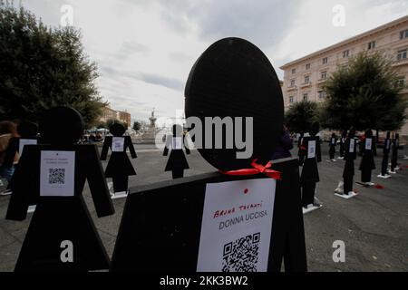 Neapel, Italien. 25.. November 2022. Schwarze Silhouetten zum Gedenken an die Opfer des Frauenmords in Italien im Jahr 2022, die im November 20 104 waren. Daher wollte die Stadt Neapel anlässlich des Internationalen Tages zur Beseitigung der Gewalt gegen Frauen ihr "Nein" zu geschlechtsspezifischer Gewalt ausrufen. Die Flash-Mafia „Re-member, to never happen again“. Kredit: Unabhängige Fotoagentur/Alamy Live News Stockfoto