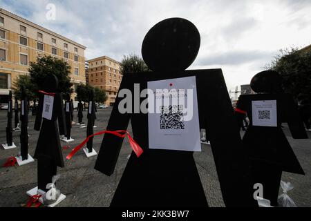 Neapel, Italien. 25.. November 2022. Schwarze Silhouetten zum Gedenken an die Opfer des Frauenmords in Italien im Jahr 2022, die im November 20 104 waren. Daher wollte die Stadt Neapel anlässlich des Internationalen Tages zur Beseitigung der Gewalt gegen Frauen ihr "Nein" zu geschlechtsspezifischer Gewalt ausrufen. Die Flash-Mafia „Re-member, to never happen again“. Kredit: Unabhängige Fotoagentur/Alamy Live News Stockfoto