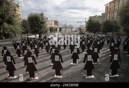 Neapel, Italien. 25.. November 2022. Schwarze Silhouetten zum Gedenken an die Opfer des Frauenmords in Italien im Jahr 2022, die im November 20 104 waren. Daher wollte die Stadt Neapel anlässlich des Internationalen Tages zur Beseitigung der Gewalt gegen Frauen ihr "Nein" zu geschlechtsspezifischer Gewalt ausrufen. Die Flash-Mafia „Re-member, to never happen again“. Kredit: Unabhängige Fotoagentur/Alamy Live News Stockfoto