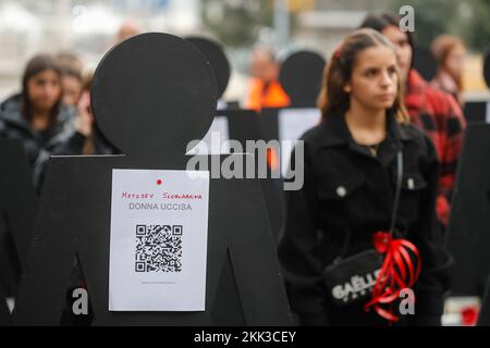 Neapel, Italien. 25.. November 2022. Schwarze Silhouetten zum Gedenken an die Opfer des Frauenmords in Italien im Jahr 2022, die im November 20 104 waren. Daher wollte die Stadt Neapel anlässlich des Internationalen Tages zur Beseitigung der Gewalt gegen Frauen ihr "Nein" zu geschlechtsspezifischer Gewalt ausrufen. Die Flash-Mafia „Re-member, to never happen again“. Kredit: Unabhängige Fotoagentur/Alamy Live News Stockfoto