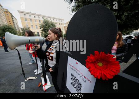 Neapel, Italien. 25.. November 2022. Schwarze Silhouetten zum Gedenken an die Opfer des Frauenmords in Italien im Jahr 2022, die im November 20 104 waren. Daher wollte die Stadt Neapel anlässlich des Internationalen Tages zur Beseitigung der Gewalt gegen Frauen ihr "Nein" zu geschlechtsspezifischer Gewalt ausrufen. Die Flash-Mafia „Re-member, to never happen again“. Kredit: Unabhängige Fotoagentur/Alamy Live News Stockfoto