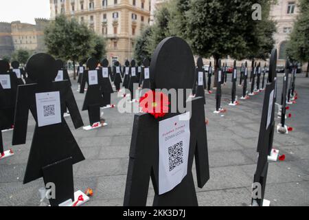 Neapel, Italien. 25.. November 2022. Schwarze Silhouetten zum Gedenken an die Opfer des Frauenmords in Italien im Jahr 2022, die im November 20 104 waren. Daher wollte die Stadt Neapel anlässlich des Internationalen Tages zur Beseitigung der Gewalt gegen Frauen ihr "Nein" zu geschlechtsspezifischer Gewalt ausrufen. Die Flash-Mafia „Re-member, to never happen again“. Kredit: Unabhängige Fotoagentur/Alamy Live News Stockfoto